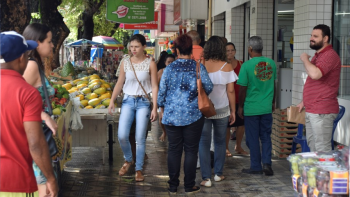 Camelôs se amontoavam nas esquinas de Valadares camelôs na av. minas gerais