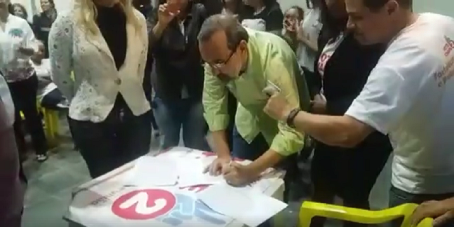Sindicalista registra momento em que é vaiado por servidores