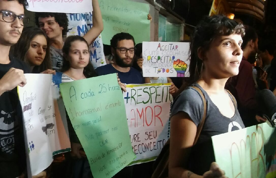 ativistas protestam em frente à delegacia