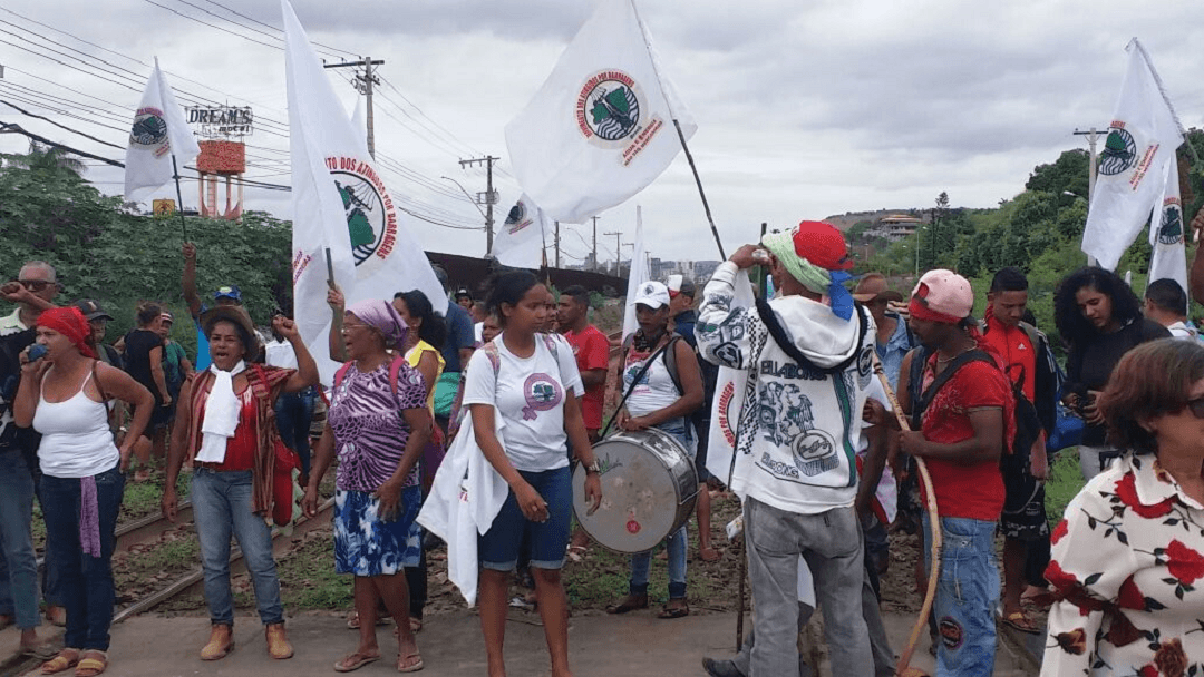 manifestantes fecham linha férrea gv hj manifestantes fecham linha férrea gv hj