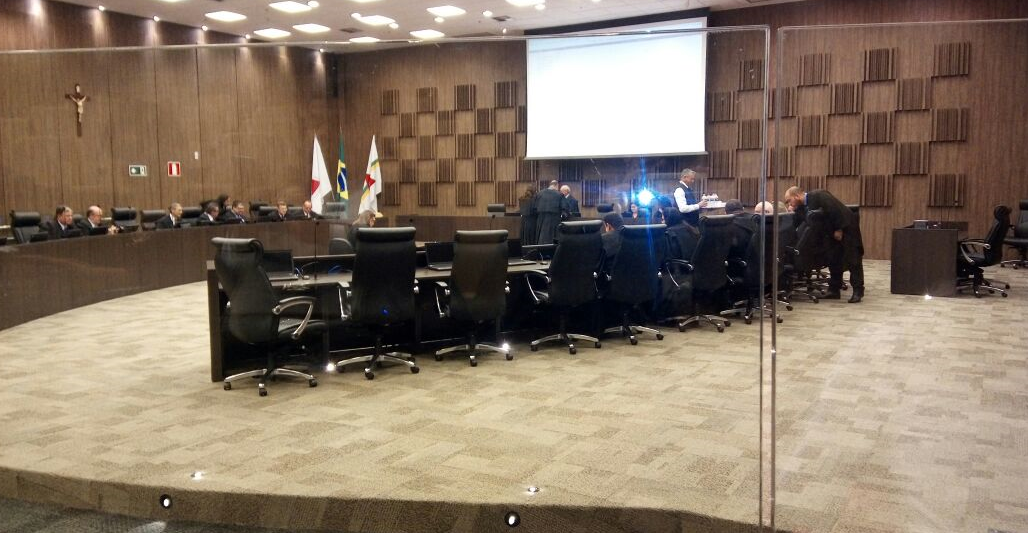 tj adia julgamento