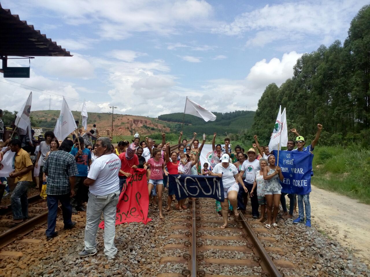 mab ocupa trilhos em pedra corrida
