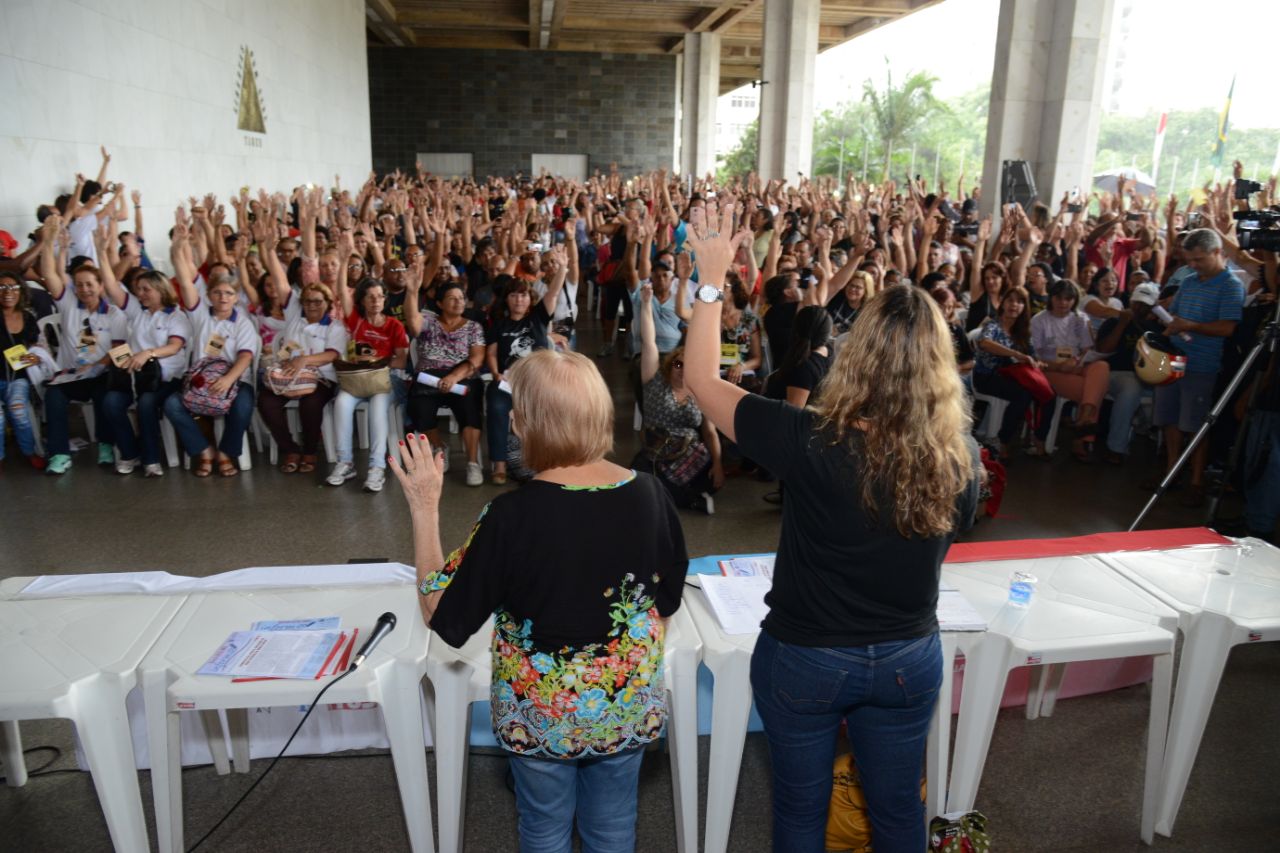 servidores da educação aprovam greve