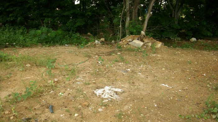 lixo aterrado aparece na superfície do terreno