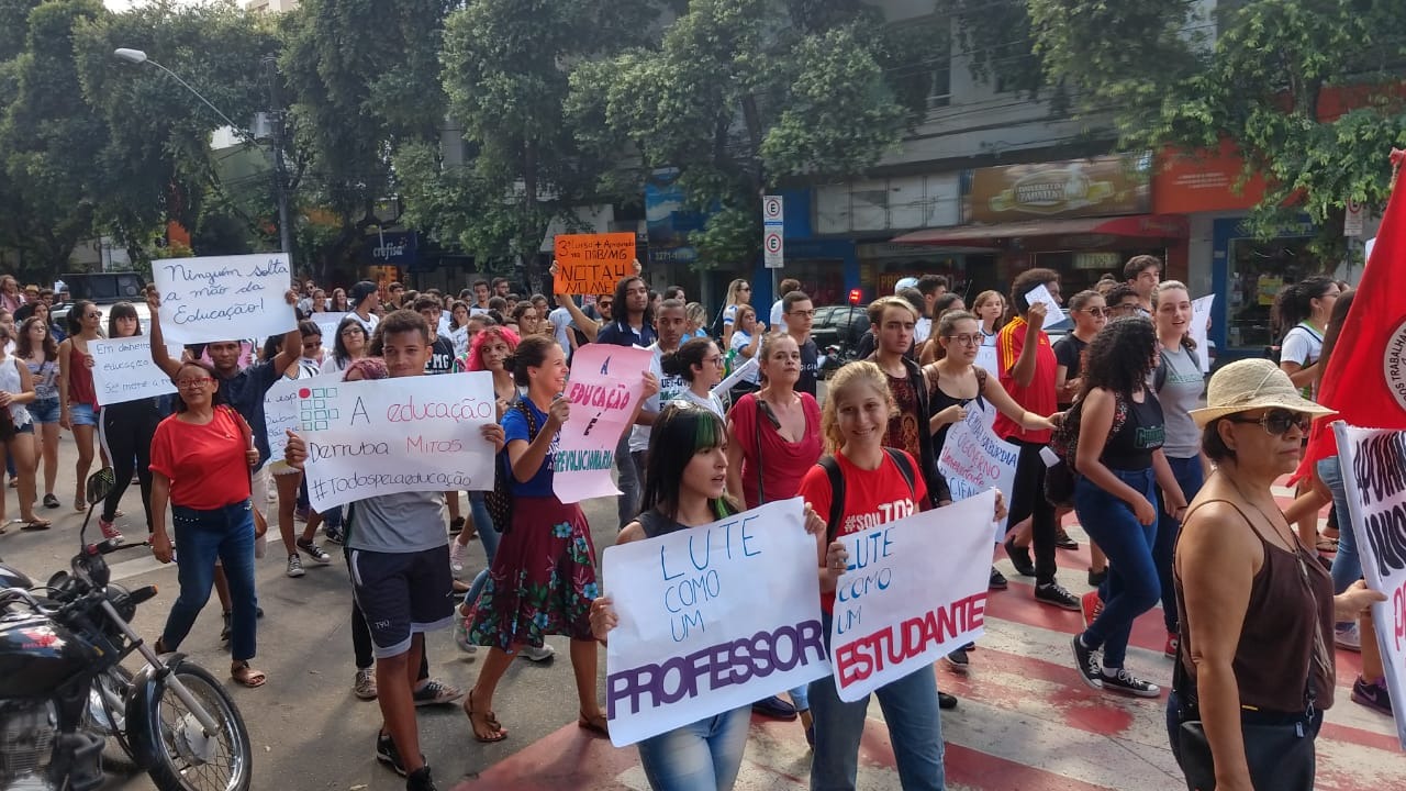 Ato contra cortes na educação em valadares 30 M
