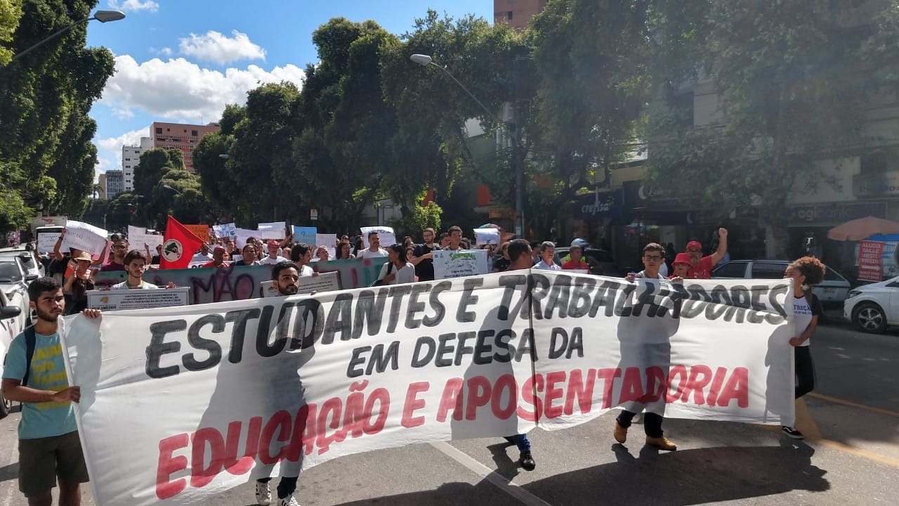 estudantes protestam contra corte na educação