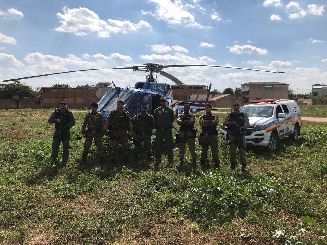 Helicóptero Pegasus ajuda em perseguição de homens armados