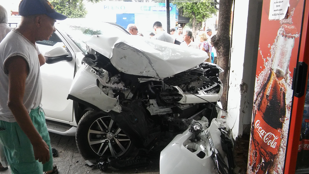 carro bate em farmácia depois de atropelar dois ciclistas