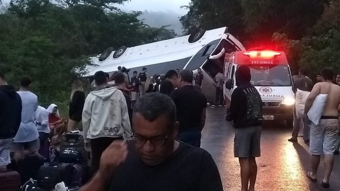Acidente com 46 estudantes de Valadares ocorreu na madrugada desta segunda (18)