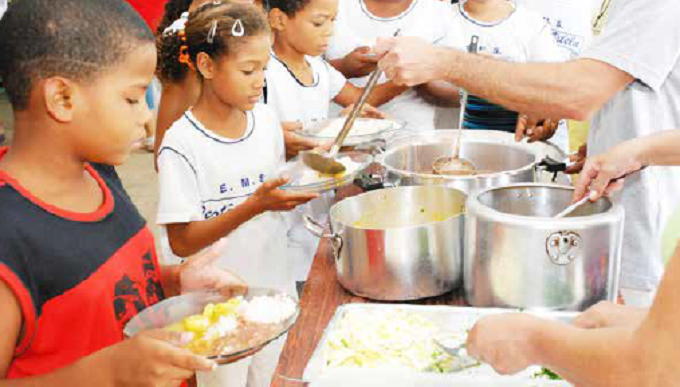 vereadora pede para manter almoço nas escolas