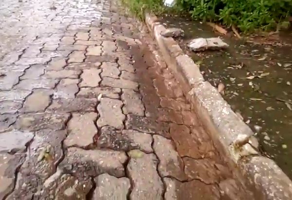 vazamento de água na monte carmelo, no santa helena