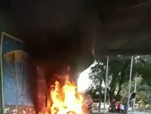 Concha Acústica da Praça dos Pioneiros pega fogo