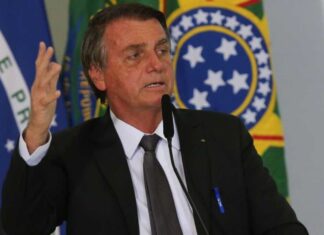 Após três anos falando em ‘fraudes eleitorais’, Bolsonaro faz live com notícias falsas e admite não ter provas das acusações