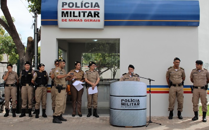 galinha que acompanha pato