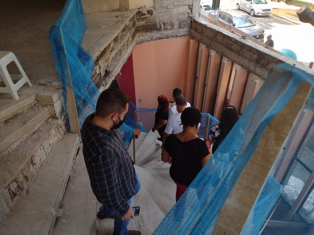 artistas visitam obras do teatro atiaia