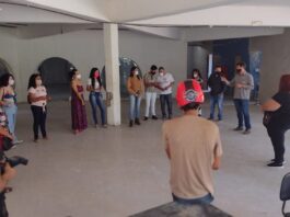 artistas visitam obras do teatro atiaia em valadares