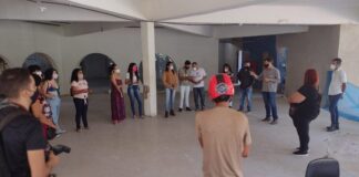 artistas visitam obras do teatro atiaia em valadares