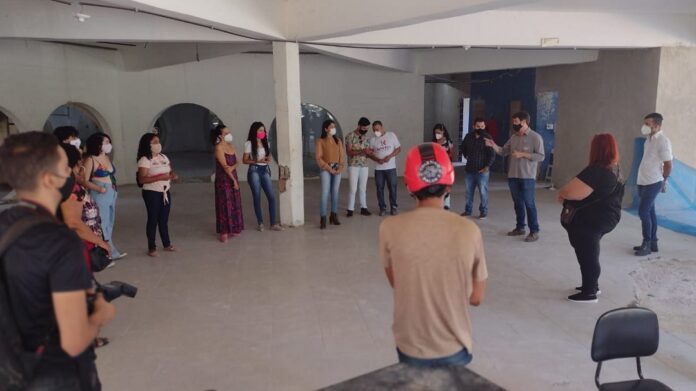 artistas visitam obras do teatro atiaia em valadares