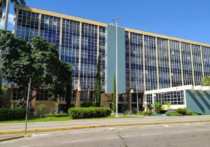 servidores valadares recebem metade do 13º salário