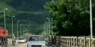 motorista dirige carro na marcha ré na ponte do são raimundo em valadares