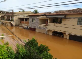 Nível do rio Doce passa de 4 metros e continua subindo nível do rio doce passa de 4 metros e continua subindo