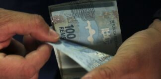 para trabalhadores nascidos em abril está liberado