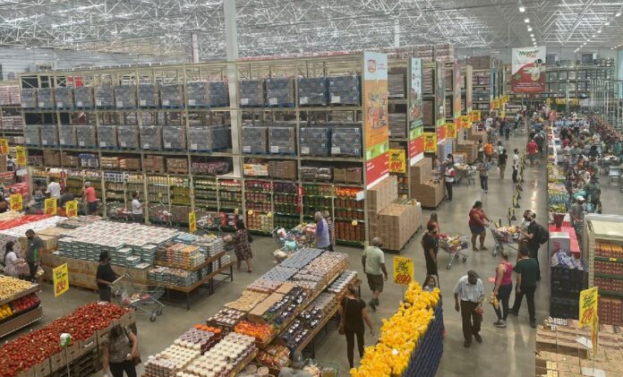 apae de valadares recebe 86 mil de projeto troco solidário da rede mart minas