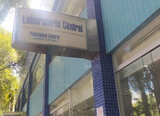 Prefeito André desmonta laboratório da Policlínica e privatiza exames Prefeito André desmonta laboratório da Policlínica e privatiza exames
