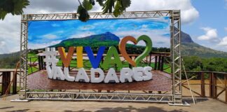 banner colocado no deck da feira da paz rende críticas na internet