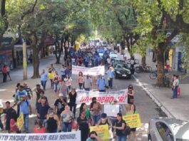 servidores fazem ato por reajustes salariais em valadares