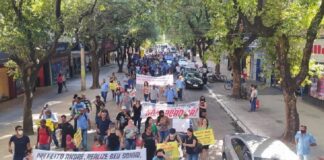 servidores fazem ato por reajustes salariais em valadares