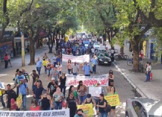 Servidores fazem ato por reajuste salarial no ‘Dia da Mentira’ servidores fazem ato por reajustes salariais em valadares