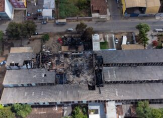 Imagens de drone mostram danos provocados por incêndio em galpão no Universitário incêndio em galpão no universitário em valadares