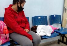 Crianças passam a noite em cadeiras na pediatria do Hospital Municipal de Valadares crianças passam noite em cadeiras na pediatria do hm em valadares