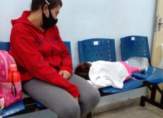 Crianças passam a noite em cadeiras na pediatria do Hospital Municipal de Valadares crianças passam noite em cadeiras na pediatria do hm em valadares