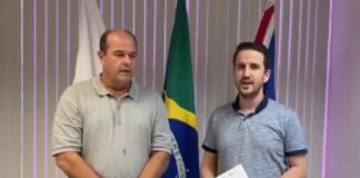 ao lado de pré-candidato, prefeito anuncia que vai pagar férias dos servidores designados da educação