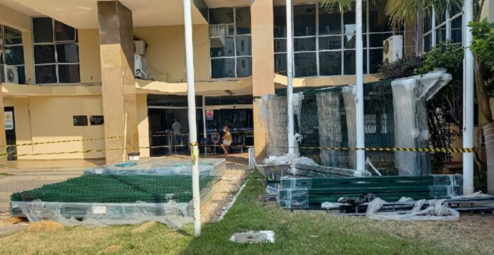 para afastar morador de rua prefeitura de valadares começa a cercar o prédio